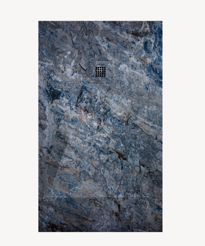 Piatto doccia Sodalite, finitura Lisse Stone 3D, griglia colorata