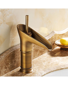 Rubinetto lavabo con beccuccio a cascata, finitura ottone - small