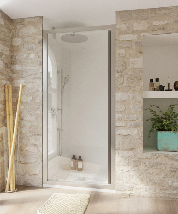 Paroi de douche pivotante avec profilés en aluminium chromé, installée en niche