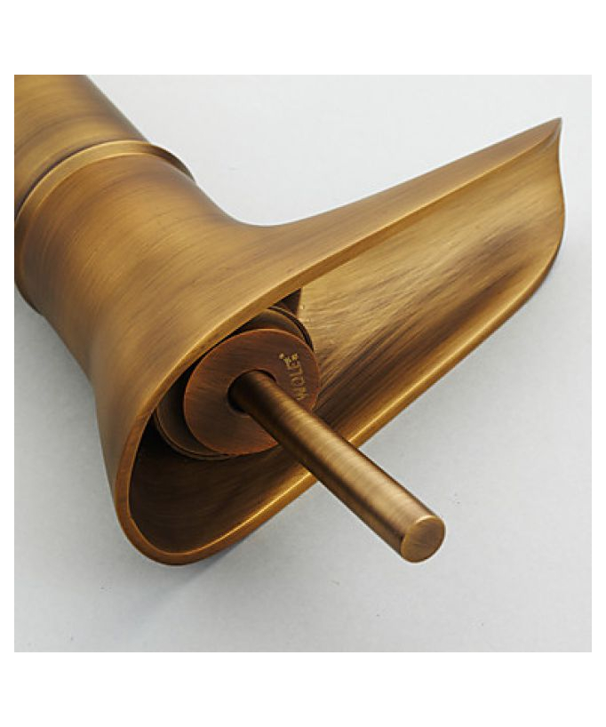 Rubinetto lavabo con beccuccio a cascata, finitura ottone