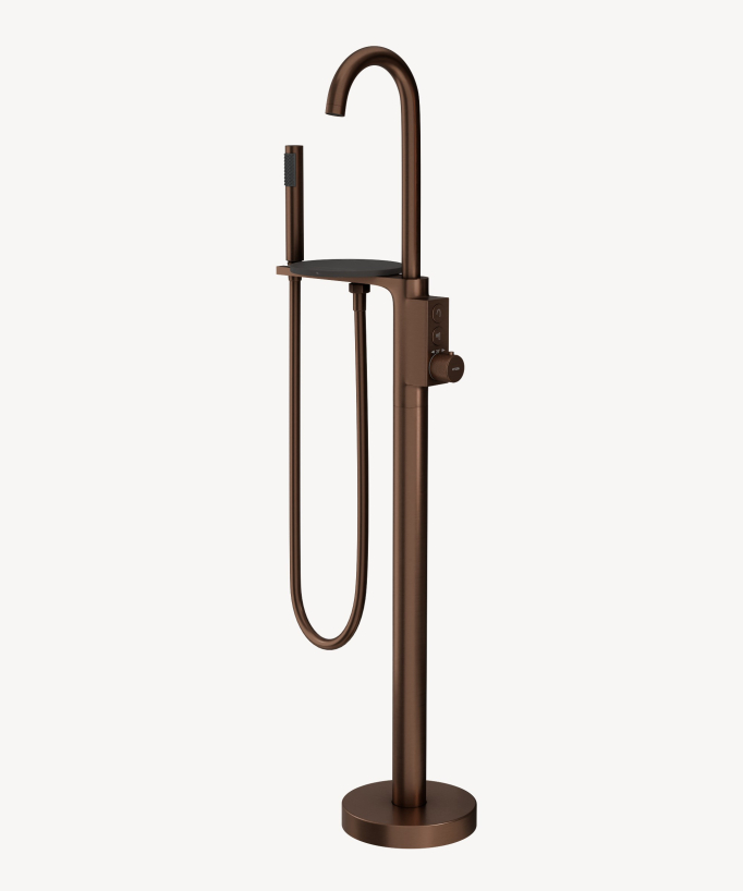Robinet mitigeur thermostatique de baignoire or rose brossé sur pied, doté d'une douchette amovible et d'une tablette ronde