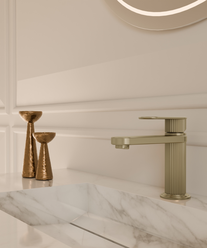 robinet lavabo Hera finition doré brossé, posé sur une vasque en marbre