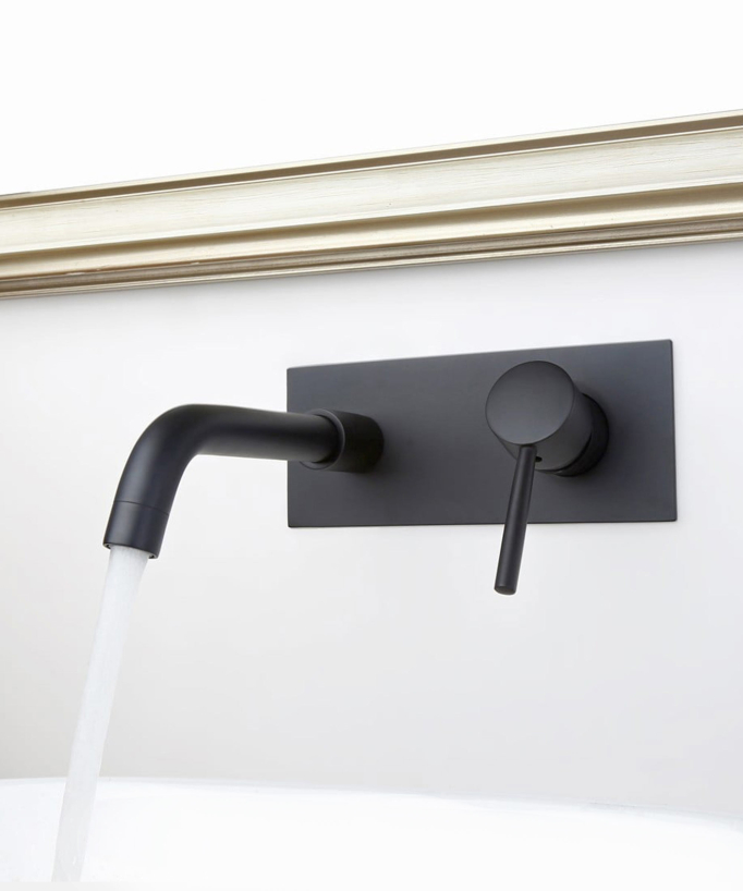 Rubinetto lavabo moderno a parete con maniglia singola in nero solido