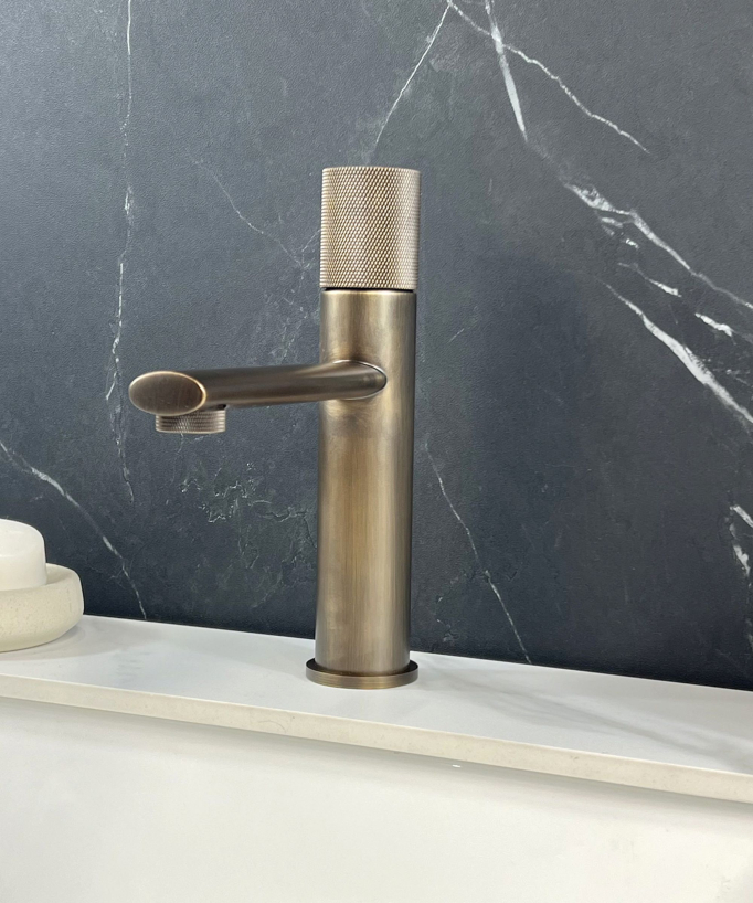 Miscelatore da bagno in ottone antico