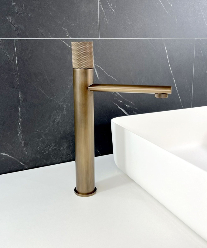 Miscelatore monocomando per lavabo in ottone antico
