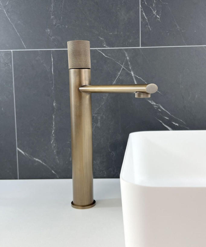 Miscelatore monocomando per lavabo in ottone antico