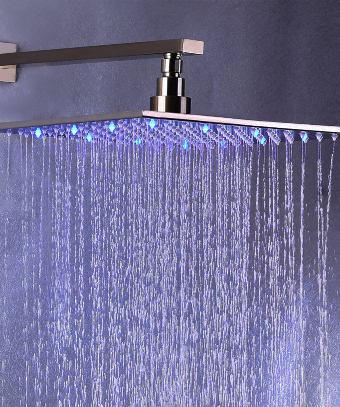 Soffione a LED in acciaio inox e doccetta in nichel spazzolato
